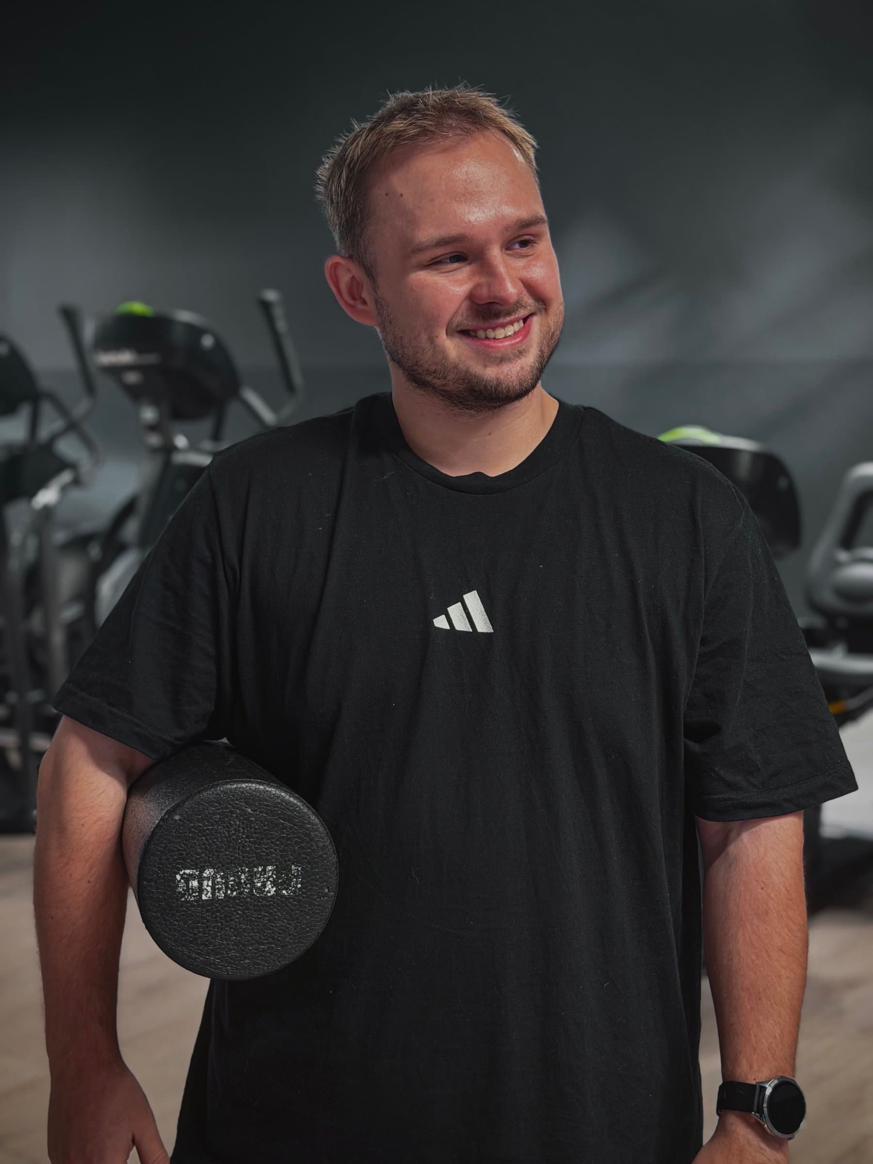 Dawid Marczak z rollerem do regeneracji na sali we Wrocławiu